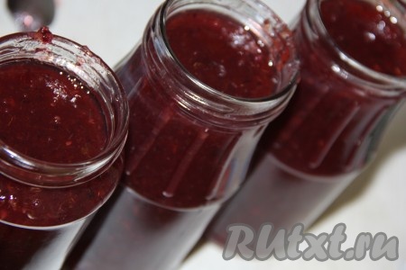 Разлить горячий джем по чистым и сухим банкам. Я баночки не стерилизовала, просто вымыла их с содой.
