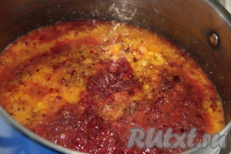 Пропустить через мясорубку ягоды крыжовника и апельсины.
