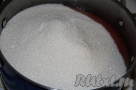 Выложить ягодно-фруктовую массу в кастрюлю и всыпать сахар.
