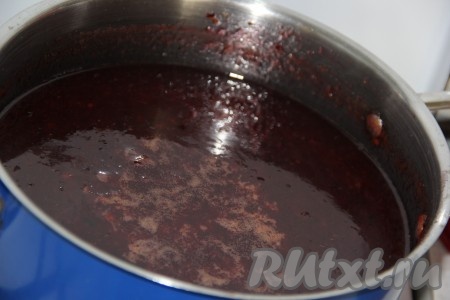 Поставить кастрюлю на огонь и довести до кипения. Не забываем снять пенку. Варить джем на медленном огне 35-40 минут, периодически помешивая. Агар-агар развести в холодной воде, затем добавить пару чайных ложек горячего сиропа из джема и хорошо перемешать. Влить агар-агар в кипящий джем, перемешать и проварить ещё 5 минут.&nbsp;
