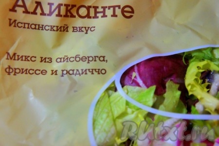 Салат нарезать тонкой соломкой, добавить к ананасу.