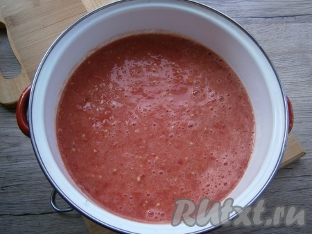 Перелить томат в кастрюлю, поставить на огонь.