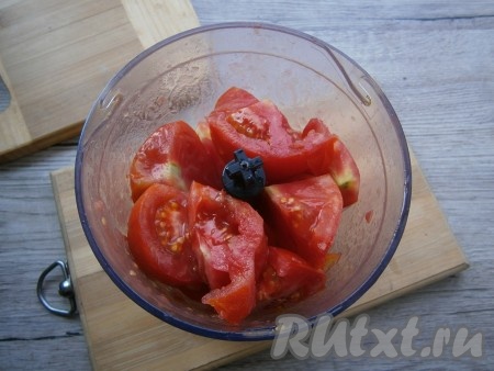 Помидоры вымыть, нарезать.
