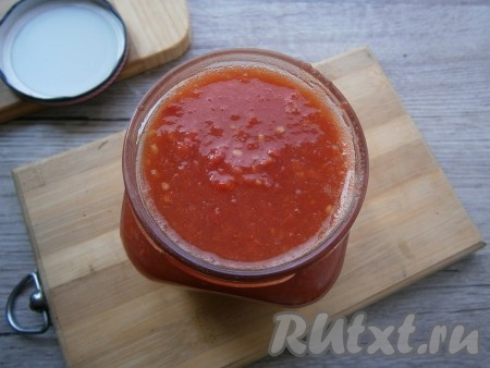 Горячий морс разлить по простерилизованным баночкам, закрутить прокипяченными крышками, перевернуть банки.
