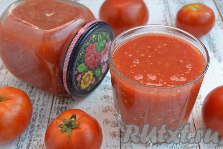 Томатный морс, приготовленный на зиму в домашних условиях, укутать и оставить до полного остывания. Хранить его можно в условиях городской квартиры. Простая и очень удачная заготовка, попробуйте!
