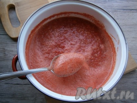 Довести морс до кипения, варить на небольшом огне 15 минут, постоянно снимая пену.
