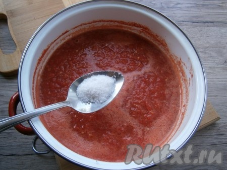 Всыпать соль, перемешать и дать морсу провариться еще 5 минут.

