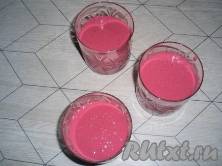 Разложить приготовленный десерт по стаканчикам или креманкам и поставить в холодильник до полного застывания.
