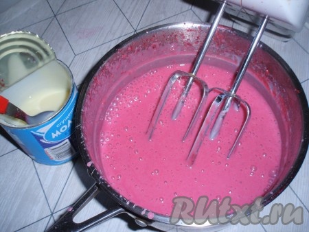 Добавить сгущенное молоко и еще раз взбить.