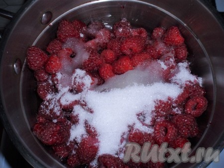 В сотейник сложить малину, добавить сахар и 1/2 стакана воды. Количество сахара можно регулировать по своему вкусу.
