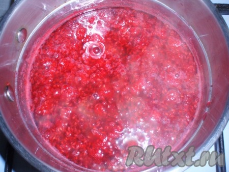Малину с сахаром поставить на огонь, довести до кипения, затем протереть через сито, чтобы избавиться от косточек.
