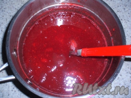 В теплое малиновое пюре добавить набухший желатин, перемешать до растворения желатина. Остудить до комнатной температуры.
