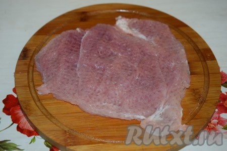 Подготовленные кусочки отобьем с двух сторон молоточком.
