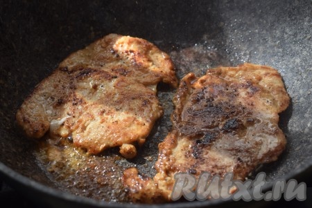 Жарим 7 минут с другой стороны, тоже под крышкой и на сильном огне. Отбивные станут румяными, будут очень вкусно пахнуть и останутся сочными, благодаря сильному огню.
