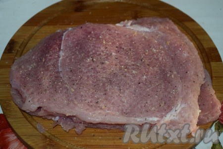 Складываем отбивные из свинины друг на друга, оставляем пропитаться и просолиться, примерно, на 20-30 минут.
