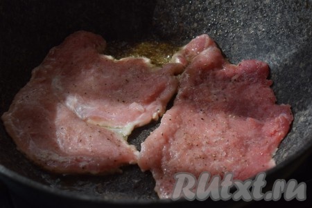 По прошествии времени разогреваем сковороду. Сковороду для этого блюда надо брать толстостенную, с крышкой. Отбивные, которые жарятся без кляра, будут брызгаться, поэтому крышка нам необходима. Наливаем в сковороду масло и кладем по две отбивные на сковороду.