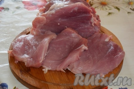 Сперва зачистим мясо от пленочек и выберем самый лучший ровный кусок.