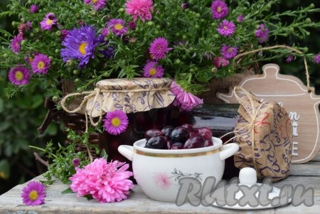 Переворачиваем банки с маринованным виноградом вверх дном и укутываем до полного остывания. Эта заготовка хорошо хранится в квартирных условиях более года. Маринованный виноград, приготовленный без стерилизации на зиму, станет отличным дополнением ко многим блюдам.
