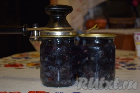 Крышки предварительно заливаем водой, доводим до кипения, уменьшаем огонь и кипятим в течение 2-3 минут. Заливаем содержимое баночек кипящим маринадом и тут же закатываем стерильными крышками.
