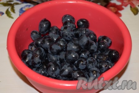 Обрываем виноградины с кисточек и промываем ягоды горячей водой (можно залить виноград на пару минут кипятком, затем воду слить).
