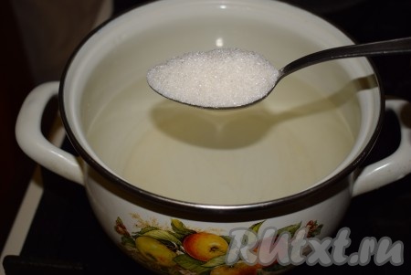 Для приготовления маринада в кастрюле доводим до кипения 1 литр воды, затем добавляем соль, сахар, доводим до кипения, выключаем огонь и добавляем уксус.
