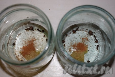 В чистые, промытые в горячей воде с содой банки выкладываем черный перец горошком, душистый перец, бутоны гвоздики, лавровые листья, корицу.
