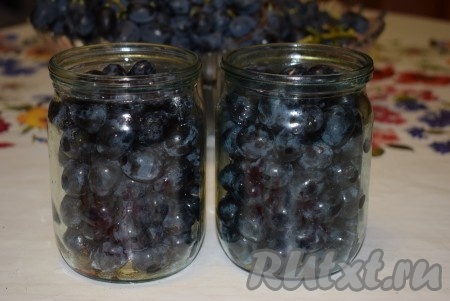 Заполняем баночки&nbsp;виноградом до самого верха.
