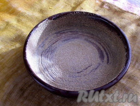 Форму смазать маслом и посыпать равномерно сухарями.
