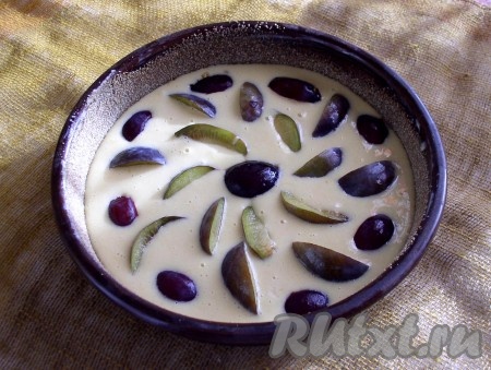 Вылить тесто и выложить дольки слив.
