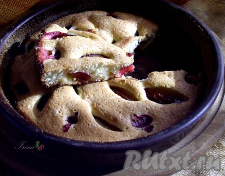 Шарлотка со сливами