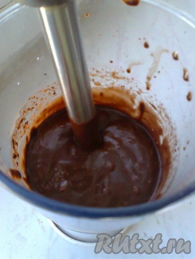 Какао обязательно надо просеять, чтобы не было комочков. Далее надо взбить погружным блендером сахар, какао, крахмал, молоко и растительное масло.
