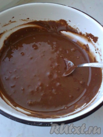 Чуть меньше половины получившейся смеси отлить в отдельную посуду, отложить в сторону. Это будет наш крем, которым мы будем поливать пирог.

В оставшуюся большую часть крема добавить яйца, ванилин и просеянную муку с содой, погашенной уксусом (или разрыхлитель). Взбить тесто миксером или хорошо размешать ложкой, чтобы не осталось сухой муки.