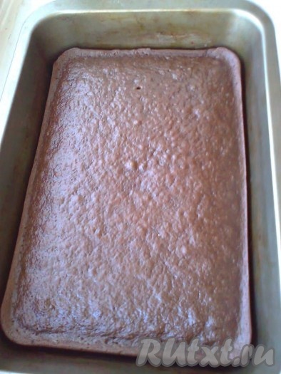 Выпекать в разогретой до 175-190 градусов духовке, приблизительно, 15-25 минут (до сухой зубочистки). Готовность бисквита проверьте ближе к концу выпечки деревянной зубочисткой (из готового бисквита зубочистка должна выходить сухой или с небольшим количеством влажных крошек). Время выпечки регулируйте под свою духовку.
