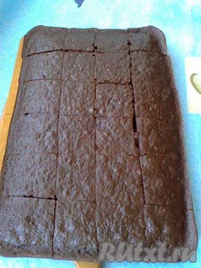 Разрезать бисквит на квадратики.
