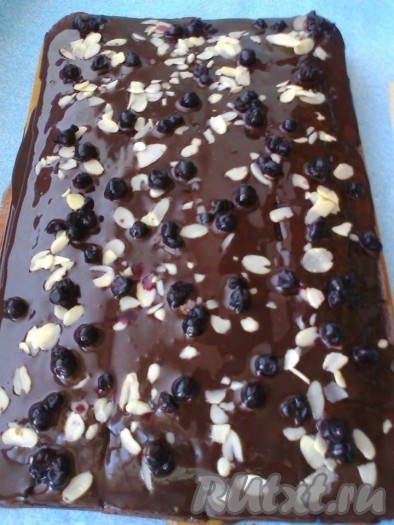 Дать остыть полностью. Можно украсить лепестками миндаля и ягодами черники (или по своему усмотрению).
