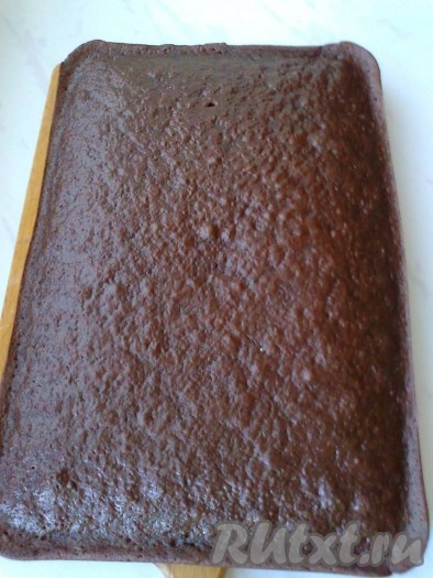 Вынуть форму из духовки, достать бисквит из формы (можно и в форме разрезать, делайте как вам удобнее).