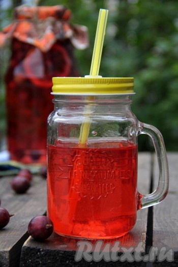 Вот такой красивый и очень вкусный компот из крыжовника под названием "Мохито" у нас получился. Мы не утерпели и открыли баночку, не дожидаясь зимы, поэтому смело советую, готовьте!
