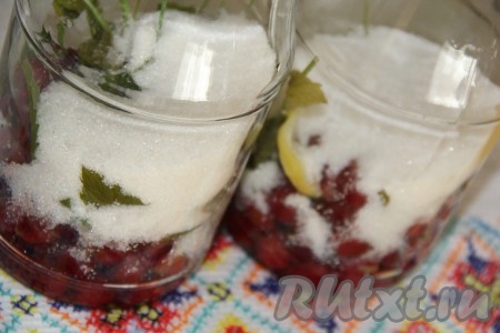 Затем слить воду из банки в кастрюлю и довести до кипения. В банку всыпать сахар.
