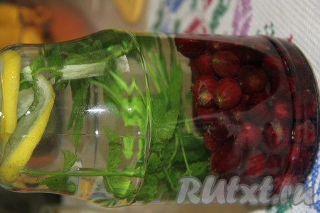 Вскипятить воду, кипятком залить до верху банку с ягодами, оставить на 15 минут.
