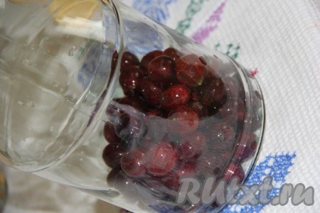 В стерильную банку выложить крыжовник.
