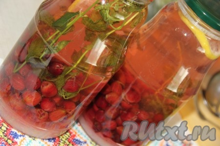 Залить банку с крыжовником и сахаром кипящей водой. Закрутить банку прокипяченной крышкой и аккуратно покрутить баночку, чтобы сахар растворился. Затем перевернуть банку вверх дном и укутать в одеяло. Оставить компот до полного остывания.
