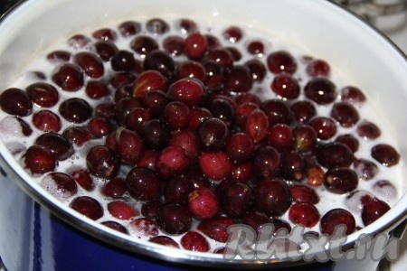 Как только сироп закипит, аккуратно добавить крыжовник в кастрюлю. Довести варенье до закипания и варить пять минут на медленном огне. Не забываем снимать пенку.
