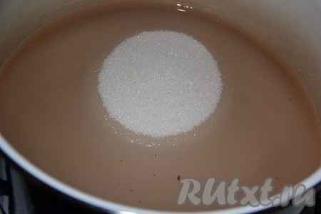 Затем жидкость, в которой были ягоды, процедить в кастрюлю, добавить сахар и поставить на огонь.
