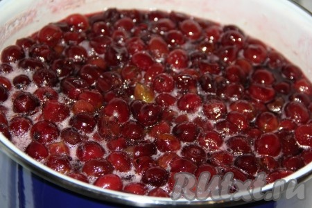 Затем убрать кастрюлю с огня и оставить до полного остывания. На следующий день снова кастрюлю с вареньем поставить на огонь, довести до кипения, проварить 5 минут на медленном огне, снять с огня и остудить.
