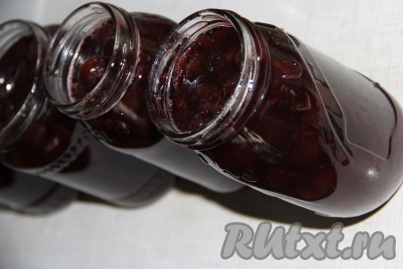 На следующий день третий раз проварить варенье из крыжовника на медленном огне в течение 5 минут с момента закипания, а затем сразу же, горячим, разложить по чистым банкам. Я банки не стерилизовала, просто вымыла с содой.
