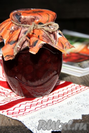 Получилось вот такое красивое и очень вкусное варенье из красного крыжовника "Пятиминутка". Рецепт очень простой, на его основе можно готовить варенье и из других ягод. Удачных заготовок!
