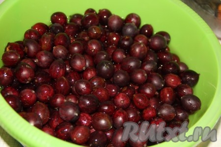 Ягоды крыжовника перебрать и хорошо промыть. Затем высыпать в глубокую миску или кастрюлю и залить водой. Оставить ягоды в воде на 10 часов.
