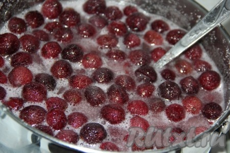 Поставить кастрюлю с крыжовником на небольшой огонь и, при помешивании, довести варенье до кипения. Варить пять минут, не забывая снять пенку.

