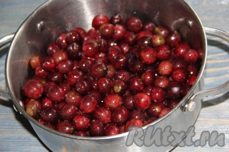 Ягоды перебрать и промыть под проточной водой. Переложить ягоды в кастрюлю.
