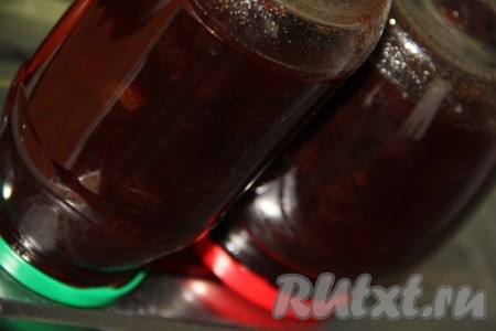 Закрыть банки крышками (крышки заранее прокипятить в воде в течение 1-2 минут). Перевернуть банки с вареньем, укутать в одеяло, оставить до полного остывания, а затем убрать на хранение в кладовку или погреб.
